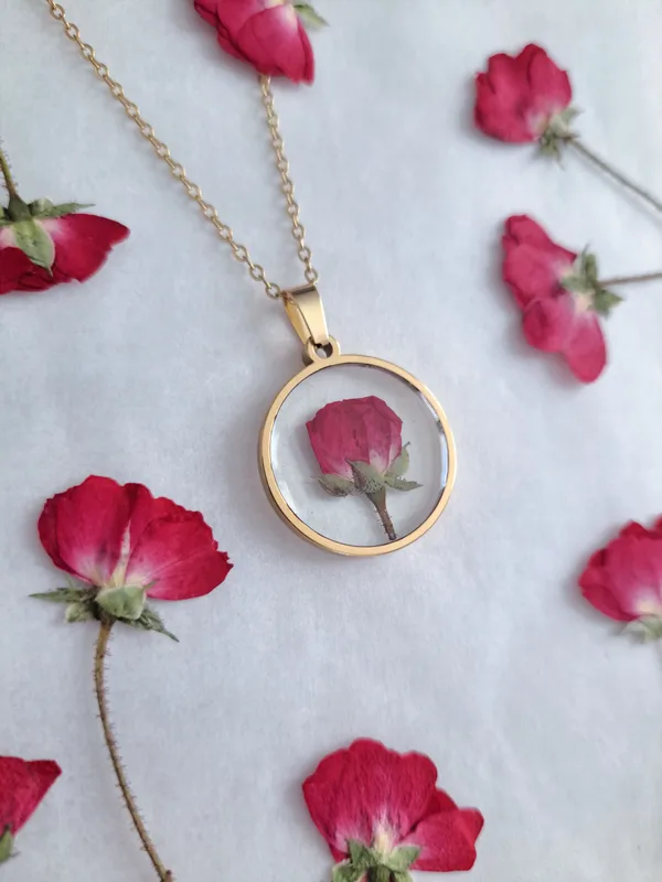 Collier mini rose artisanal — création Edelys en fleurs séchées et résine