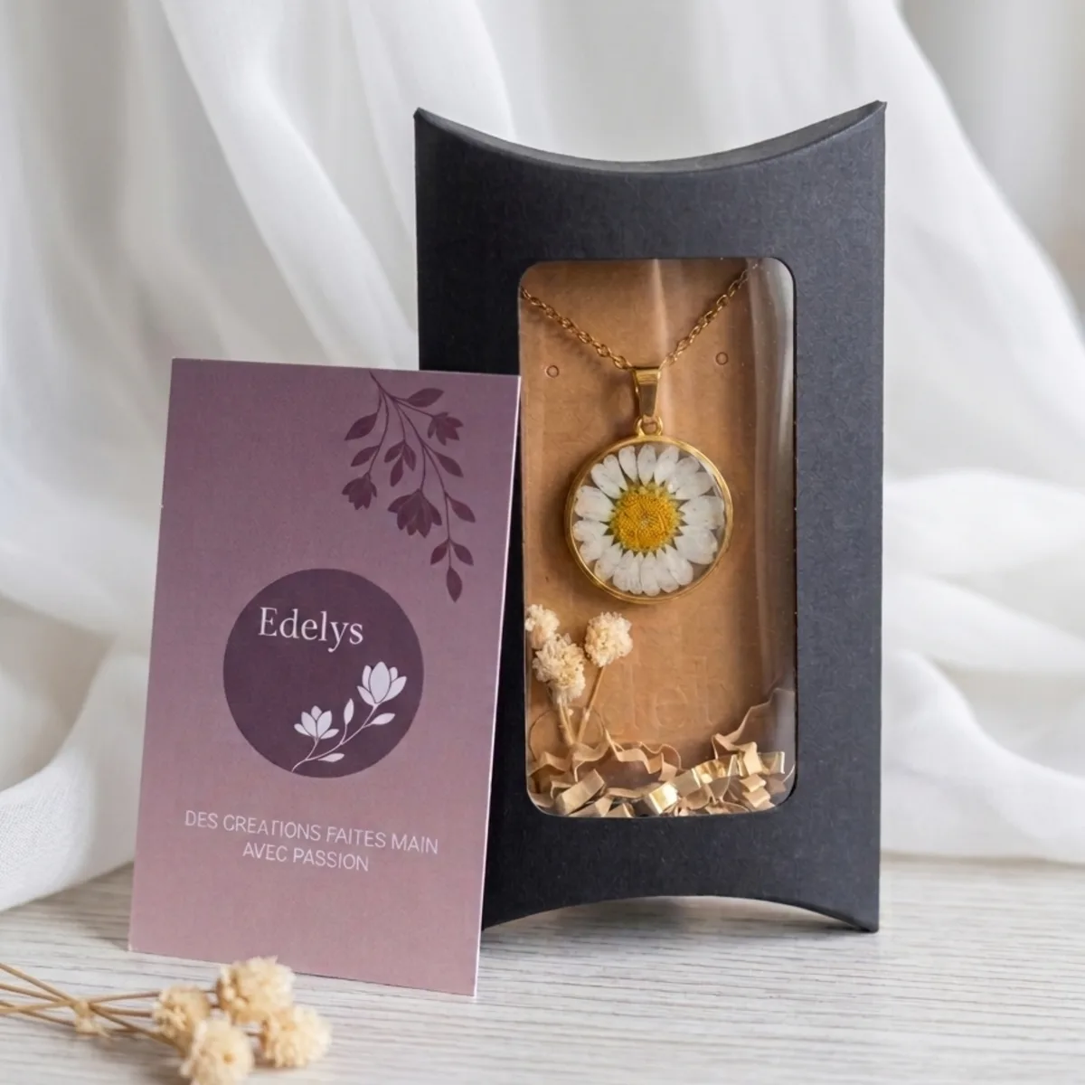 Collier Marguerite Doré — boîte et carte