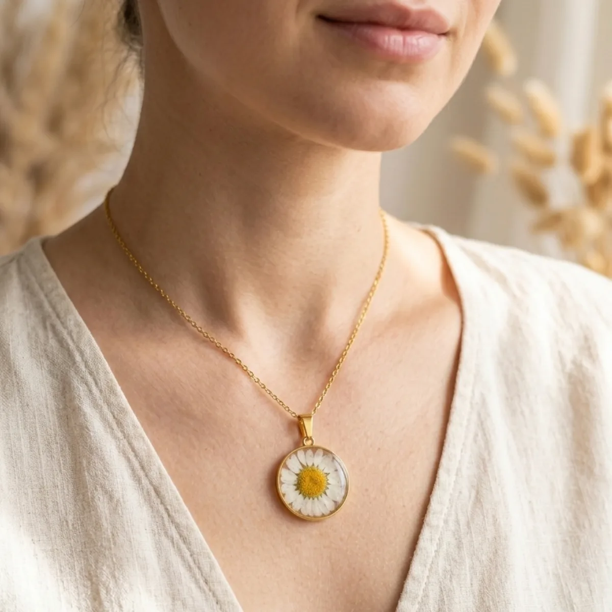 Collier Marguerite Doré porté