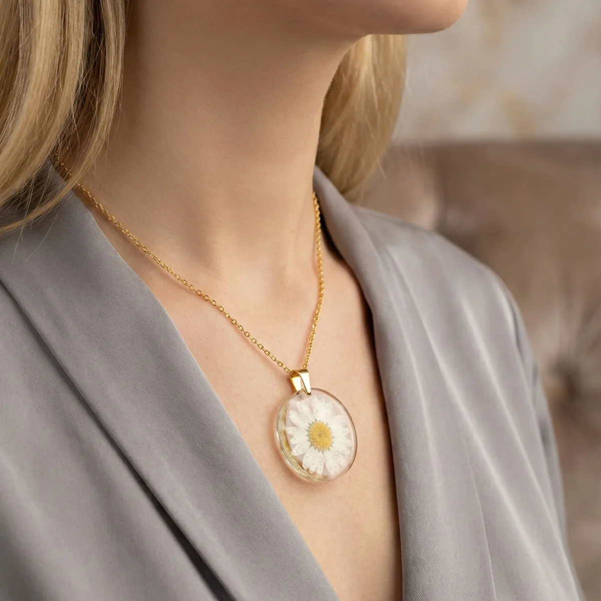 Collier marguerite fleur séchée porté — bijou artisanal Edelys