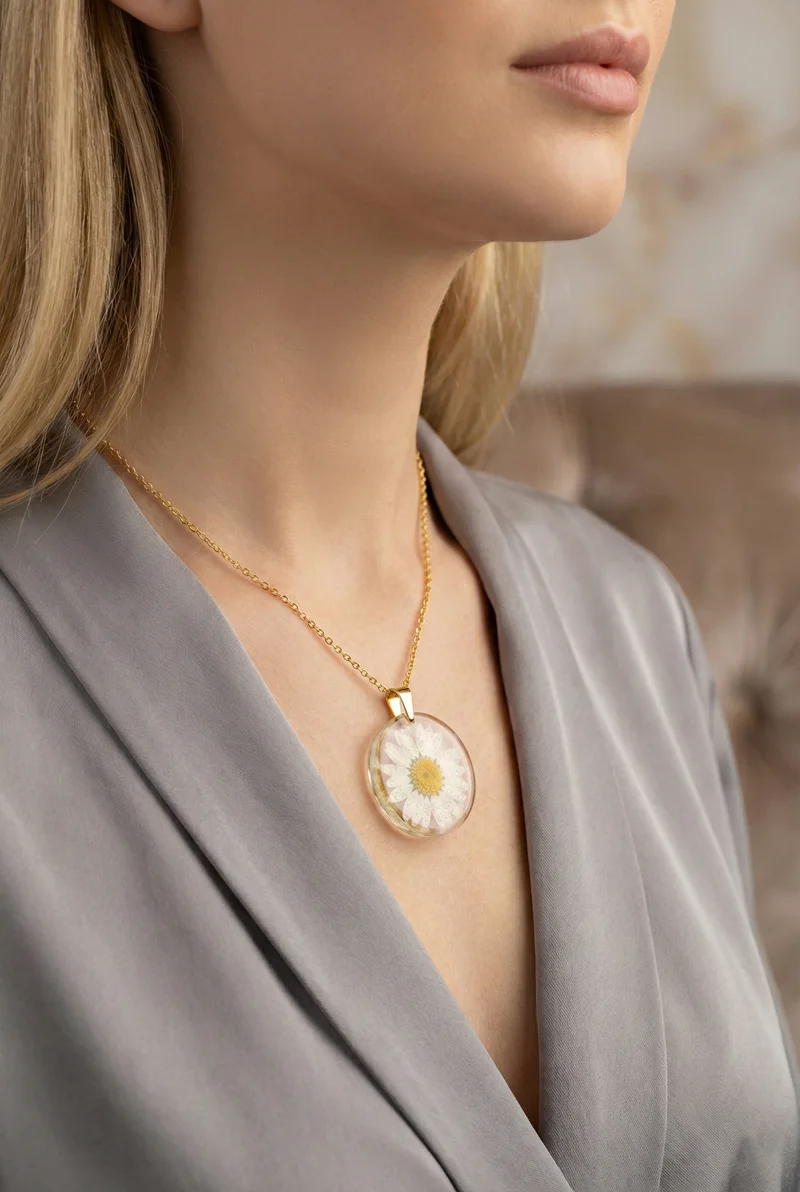 Collier marguerite fleur séchée porté — bijou artisanal Edelys